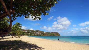 Ubicación a pie de playa, tumbonas y toallas de playa