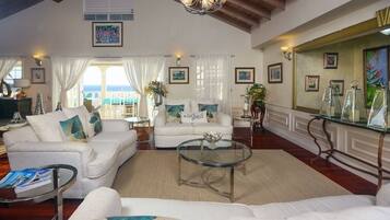 Una Smart TV, libros, una oficina, una impresora