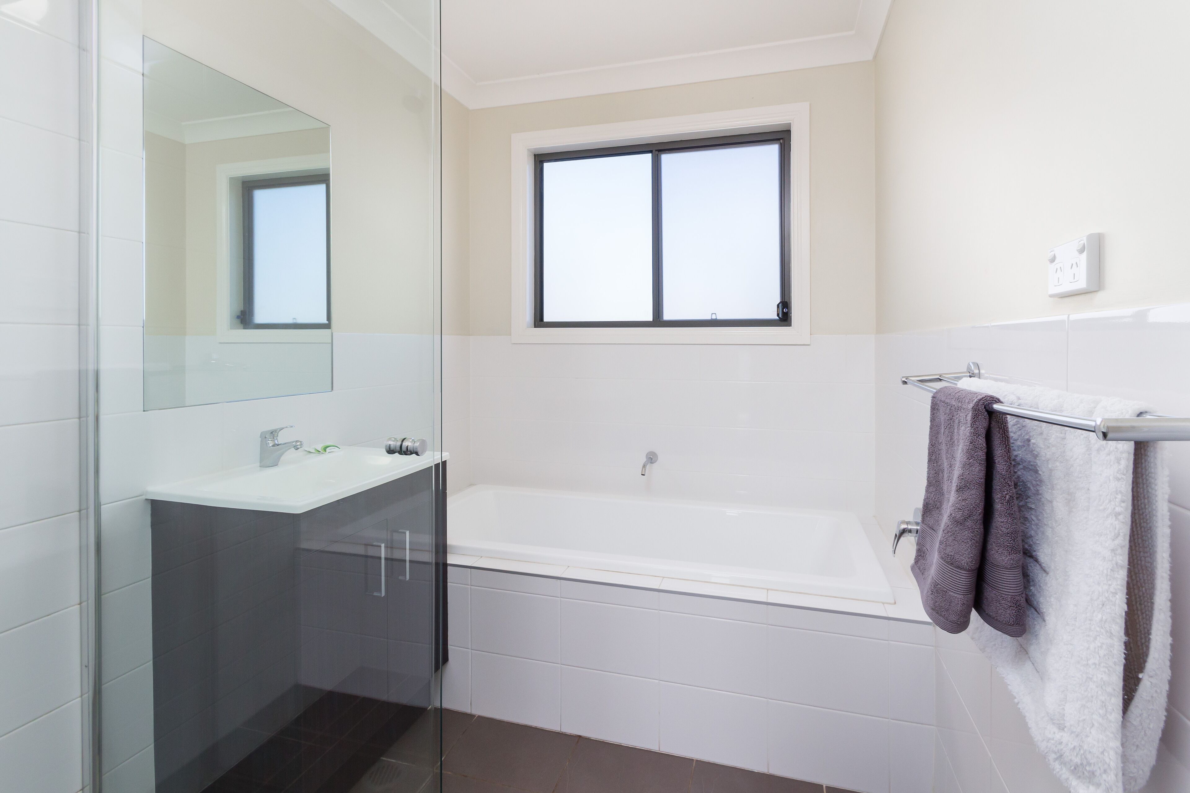 Lapwing Luxury in the Waterside Estate — image 12