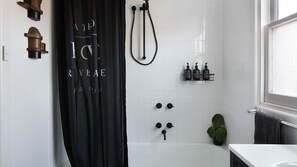 Combined shower/bathtub, hair dryer, towels