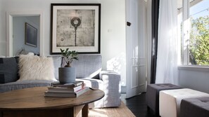 TV, DVD player - Ebony Twigg - Cosy and Stylish Getaway in Gorgeous Hepburn Springs (HEPBURN SPRINGS)