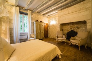 4 chambres, coffres-forts dans les chambres, fer et planche à repasser