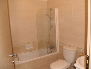 Combined shower/bathtub, towels - Kyklades Resort DPSAG06-Two Bed Apartment - Swimming Pool-Gym-Tennis-Spa (Paralimni)