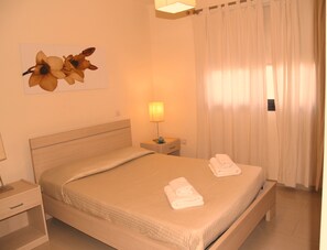 2 chambres, fer et planche à repasser, Wi-Fi, draps fournis