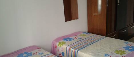 2 Schlafzimmer, BĂŒgeleisen/BĂŒgelbrett, WLAN, BettwĂ€sche