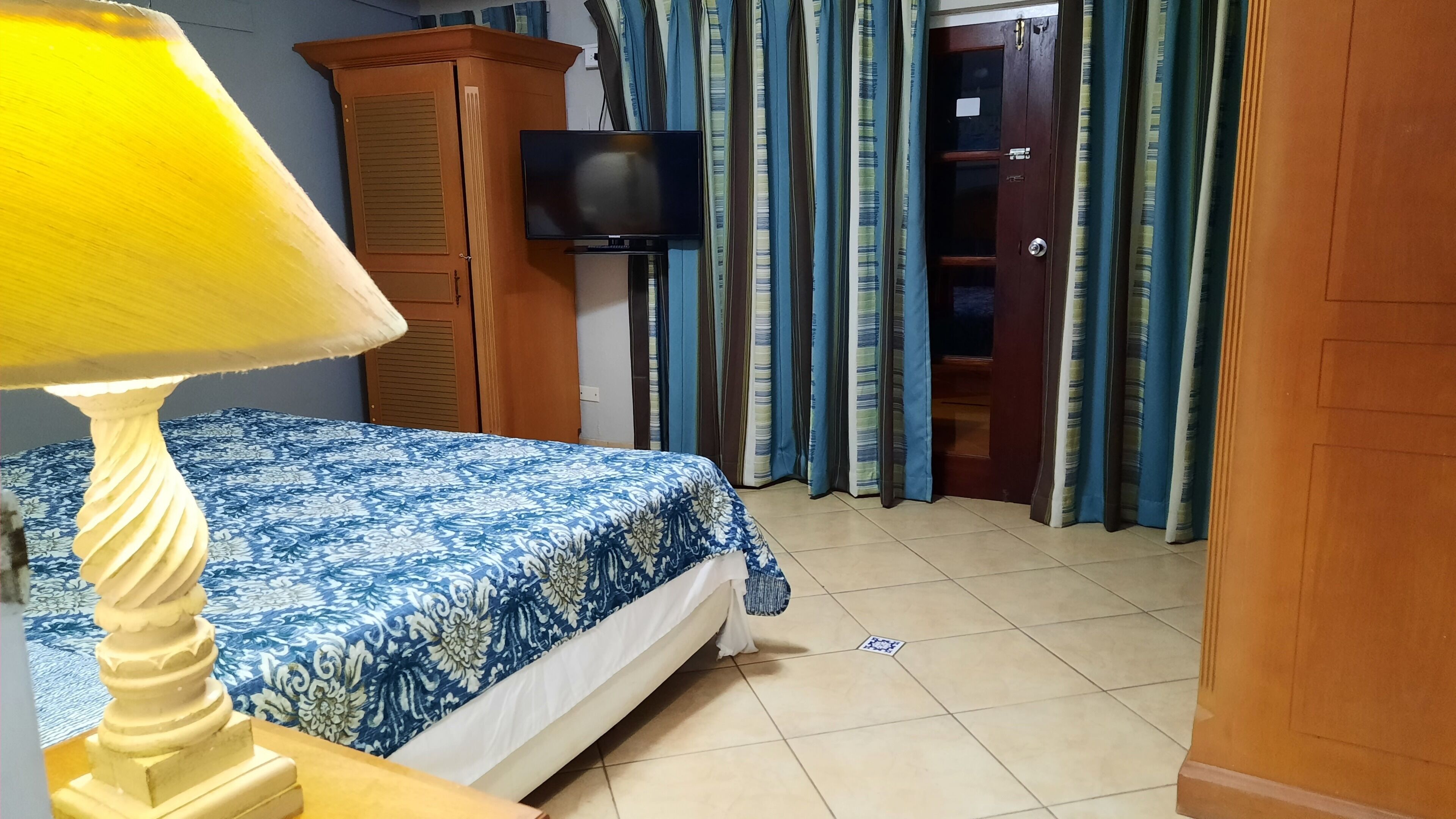 2 habitaciones, tabla de planchar con plancha y wifi gratis 