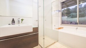 Combined shower/tub, hair dryer, towels, soap - Grasstree Views - peaceful, idyllic weekender (Yallingup)