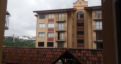 Excelente ubicación apartamento, seguridad 24/7, piscina y estacionamiento privado.