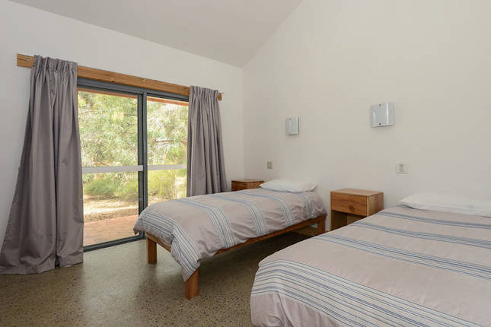 Bundalee Cabins- Pistachio cabin, access and pet friendly