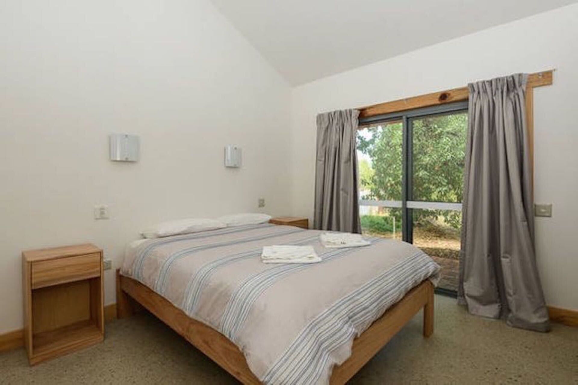 Bundalee Cabins- Pistachio cabin, access and pet friendly