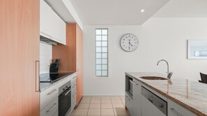 Een koelkast met diepvriezer, een microgolfoven, een oven