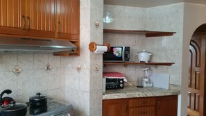 Frigorífico, microondas, horno y placa de cocina