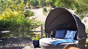 Outdoor dining - Oscars private spa villa - idyllic couples getaway (Hepburn Springs)