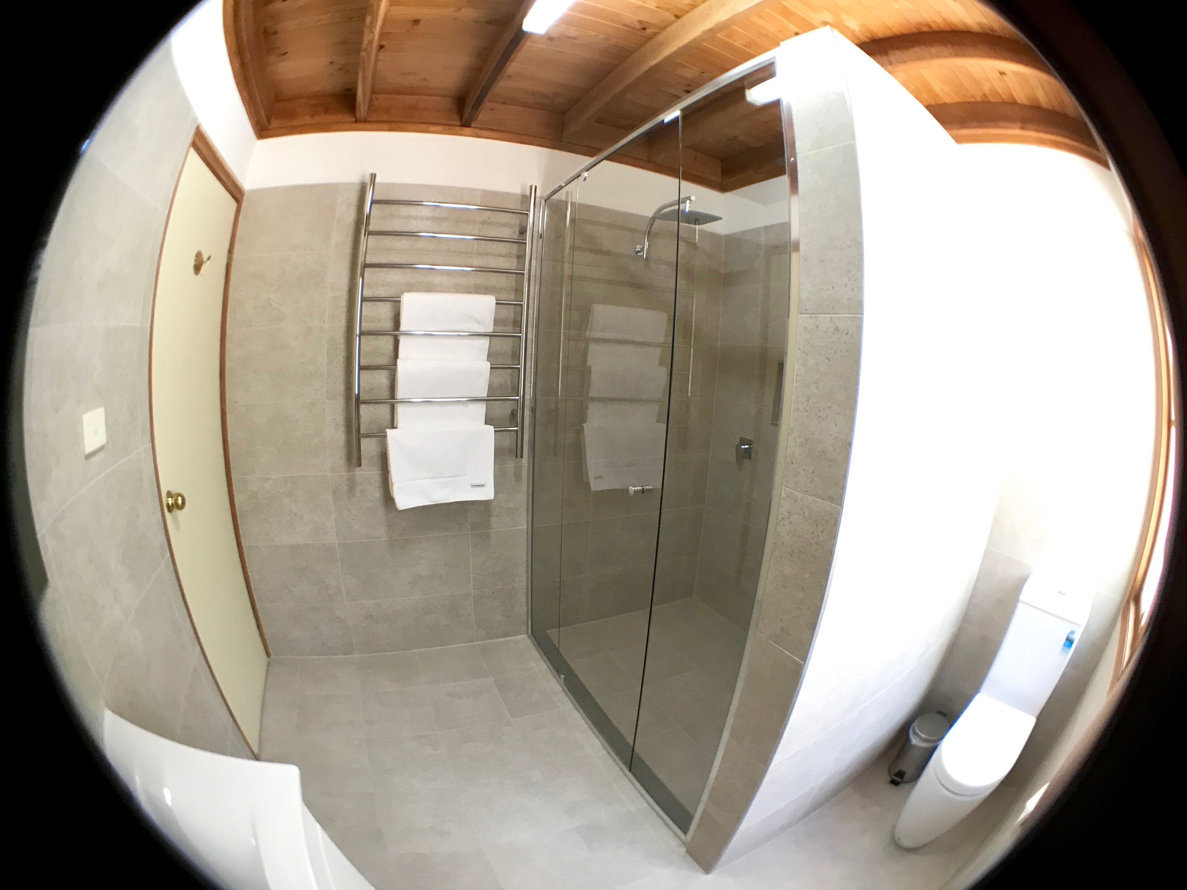 Silkwood Spa Lodge - secluded and private retreat for 1 to 2 couples. — image 5