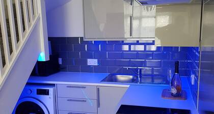 Newly built 2 Bedroom apartment 30 mins to central london- free parking-