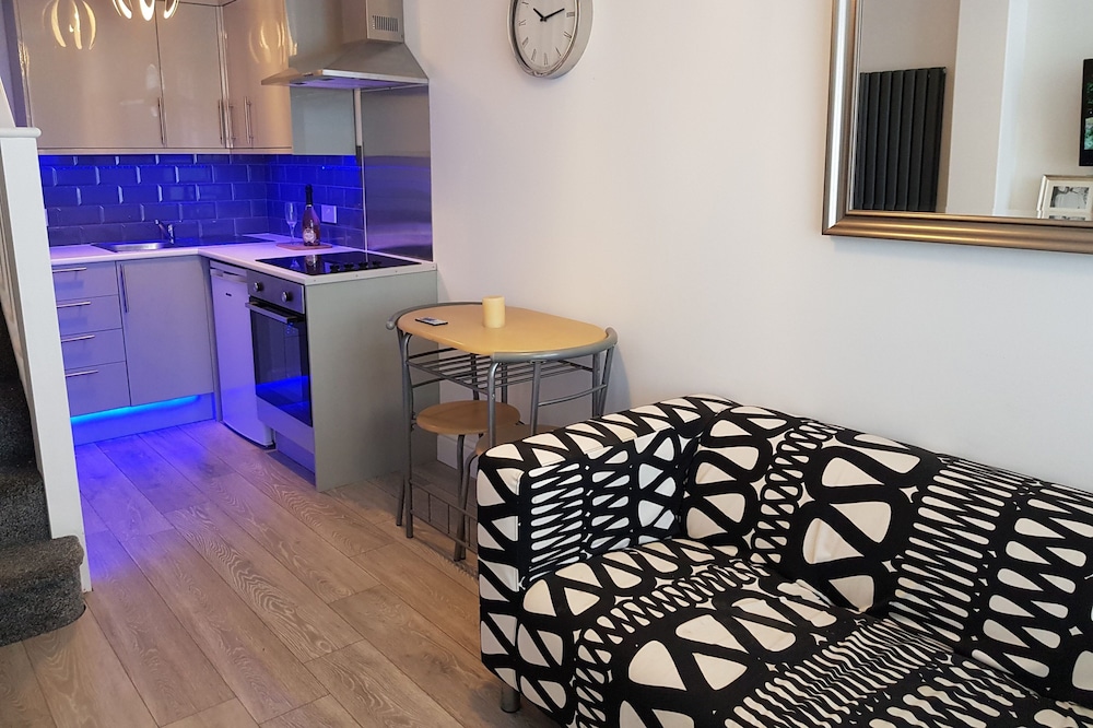 Newly built 2 Bedroom apartment 30 mins to central london- free parking-