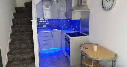 Newly built 2 Bedroom apartment 30 mins to central london- free parking-