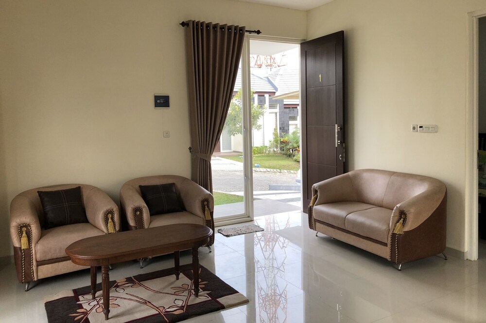 Villa metro ( close with alun alun batu city, jatim park, flower garden)