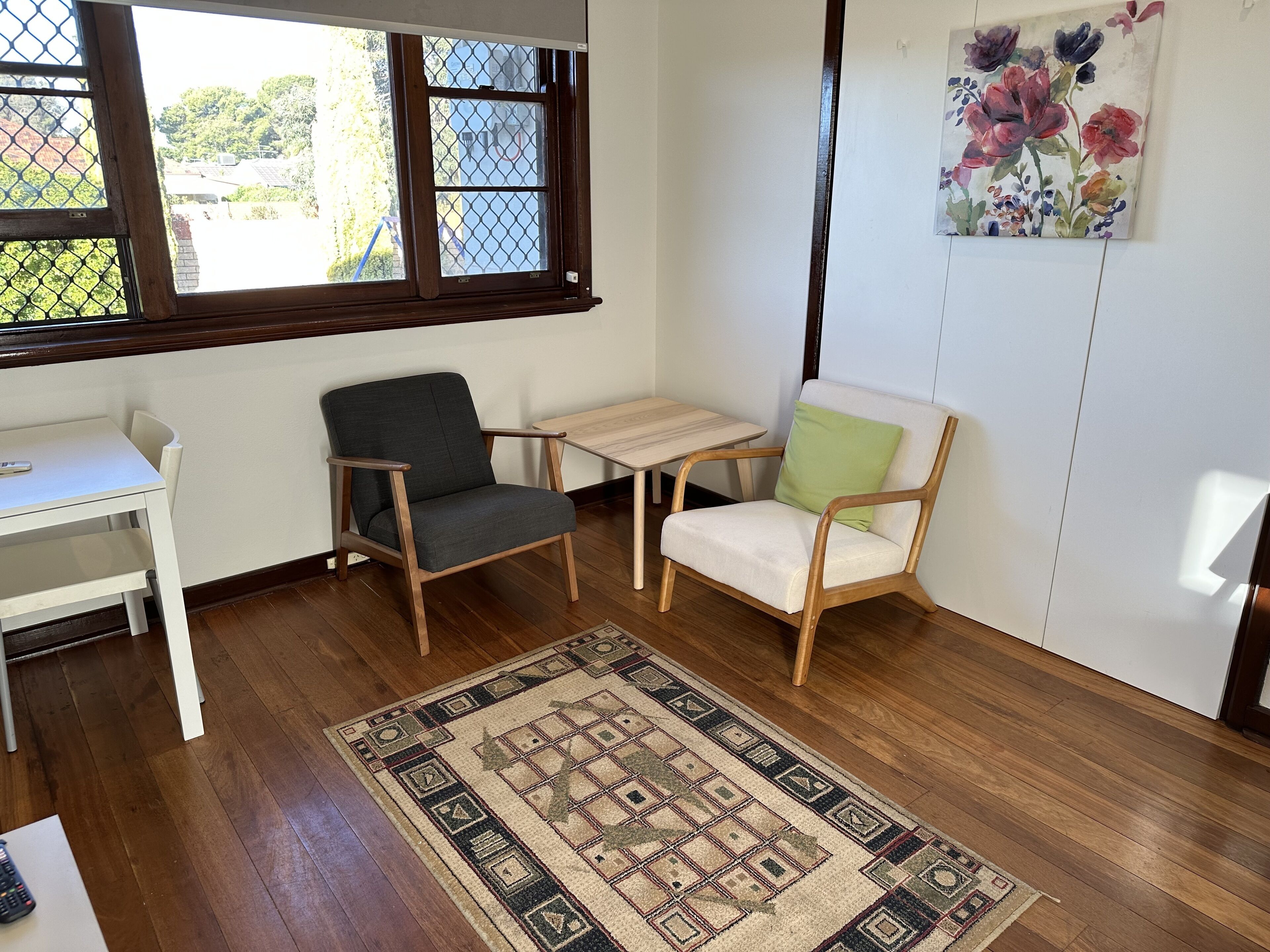 Spacious One  Bedroom House - FREE WIFI and Netflix