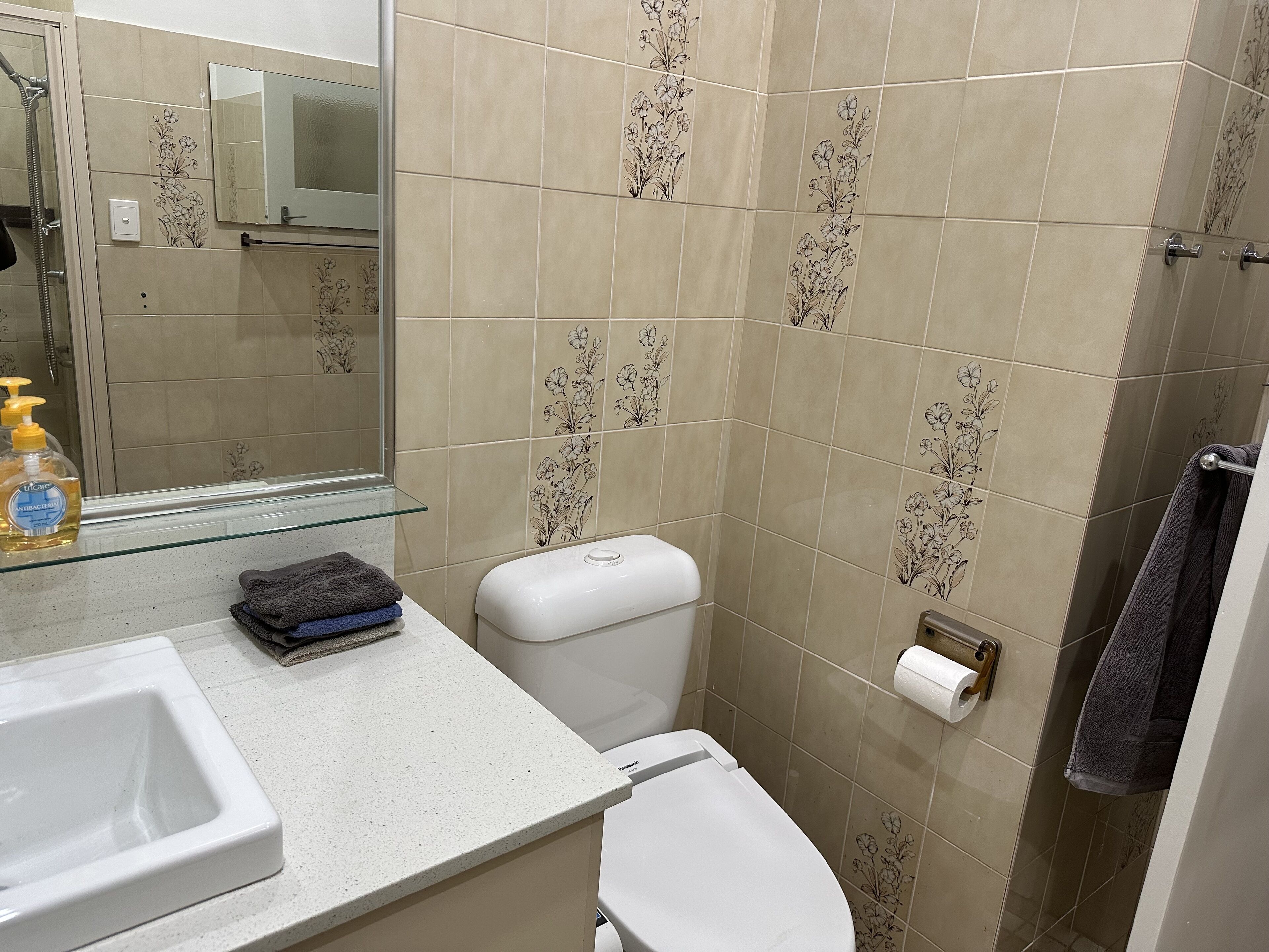 Spacious One  Bedroom House - FREE WIFI and Netflix