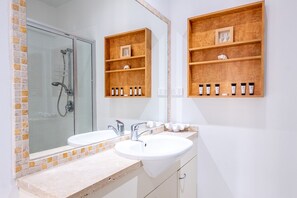 Douche, serviettes fournies