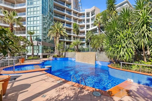 Chatswood- HELP1 Help Street - Stylish 1BR with Balcony Pool Views Near Chatswood Station