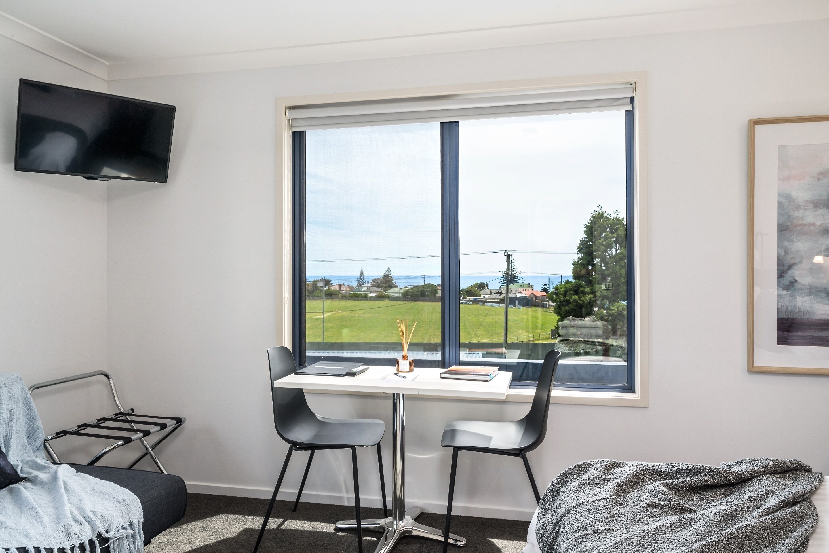 Penthouse Suite Madsen Retreat Boutique Guesthouse Penguin NW Tasmania — image 2