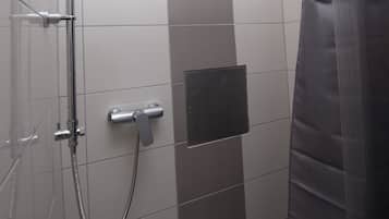 Een douche, een haardroger, handdoeken