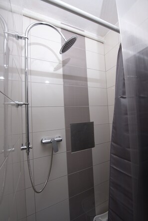 Een douche, een haardroger, handdoeken