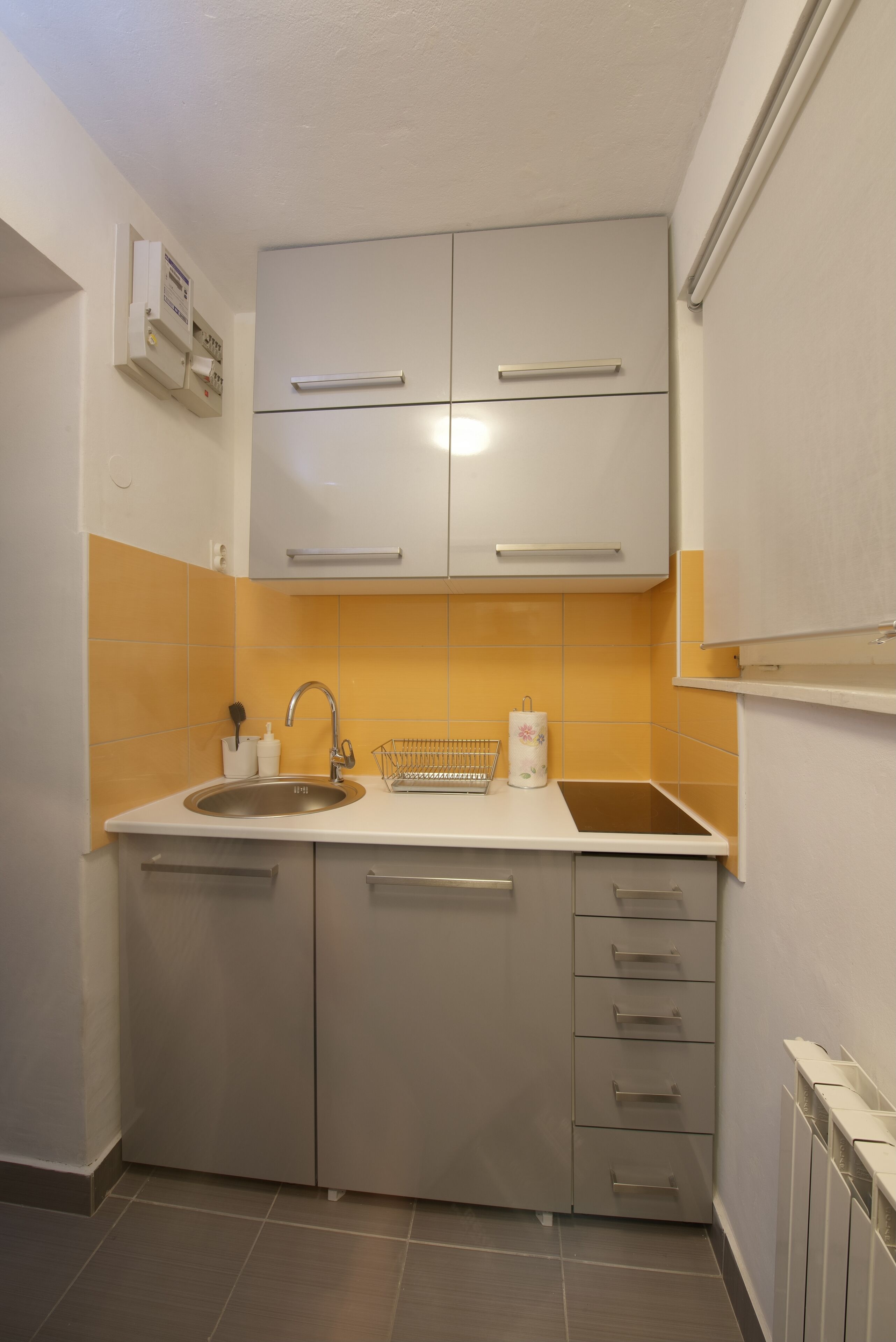 Een koelkast, een kookplaat, een koffiezetapparaat/waterkoker