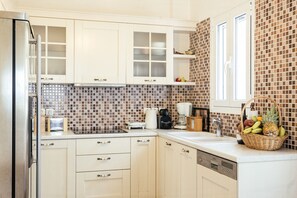 Réfrigérateur, four à micro-ondes, un four, surface de cuisson