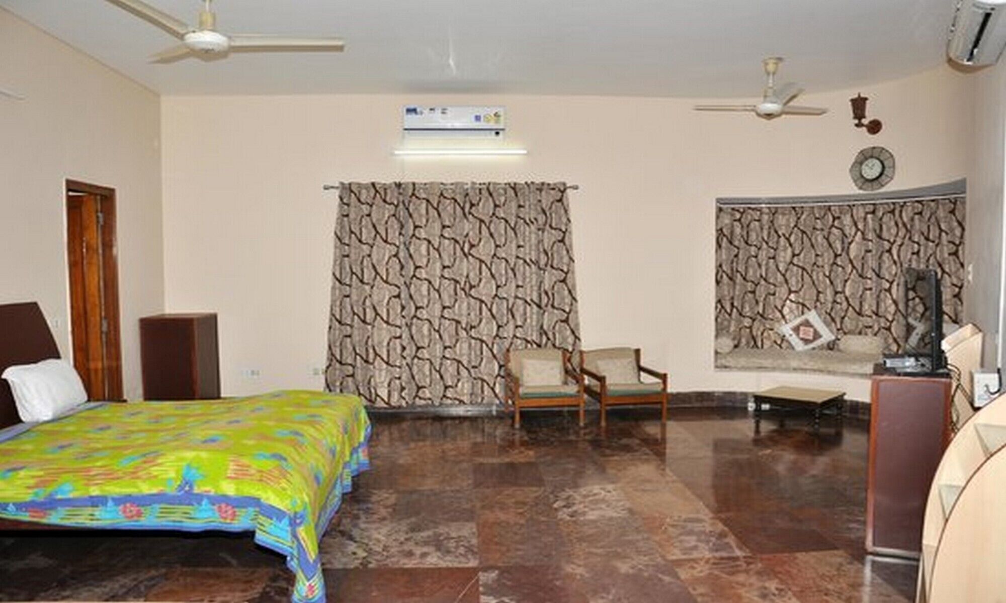 Spacious room in a pleasant area