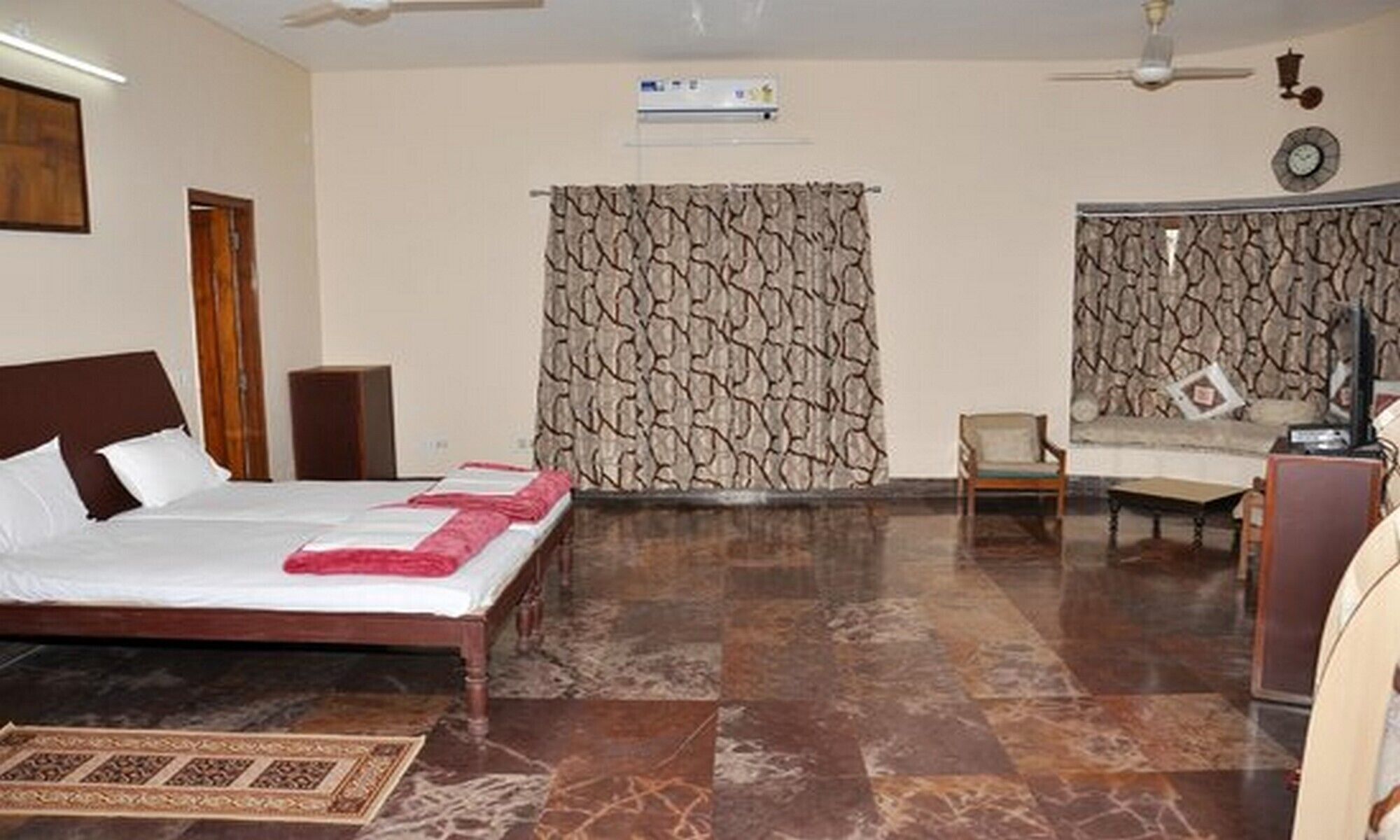 Spacious room in a pleasant area