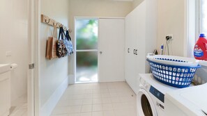 Shower - Hear the Waves - Enjoy the Sea Breezes (Avoca Beach)