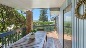 Outdoor dining - Hear the Waves - Enjoy the Sea Breezes (Avoca Beach)