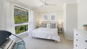 3 bedrooms, iron/ironing board, Internet, bed sheets - Hear the Waves - Enjoy the Sea Breezes (Avoca Beach)