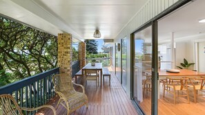 Outdoor dining - Hear the Waves - Enjoy the Sea Breezes (Avoca Beach)