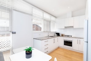 Fridge, microwave, oven, stovetop - Stylish Studio Apartment (Hazelwood Park)