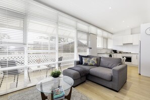 Flat-screen TV, fireplace - Stylish Studio Apartment (Hazelwood Park)