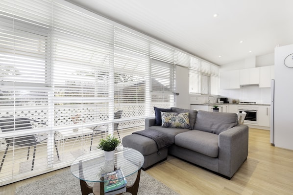 Flat-screen TV, fireplace - Stylish Studio Apartment (Hazelwood Park)