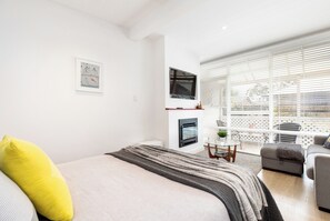 1 bedroom, desk, iron/ironing board, WiFi - Stylish Studio Apartment (Hazelwood Park)