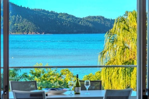 Outdoor dining - Lagoon Lodge 105, Beachfront Apartment on Hamilton Island (Hamilton Island)