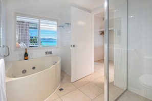 Hair dryer, towels - Lagoon Lodge 105, Beachfront Apartment on Hamilton Island (Hamilton Island)