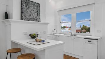 Een koelkast, een microgolfoven, een oven, een kookplaat