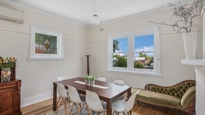 Dining - Best on Burnett best location parking sleeps 8 (North Hobart)