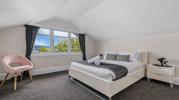 4 bedrooms, travel cot, free WiFi, bed sheets - Best on Burnett best location parking sleeps 8 (North Hobart)