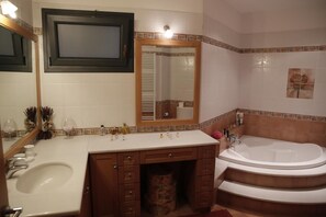 Tina, secadora de cabello, toallas, jabón 