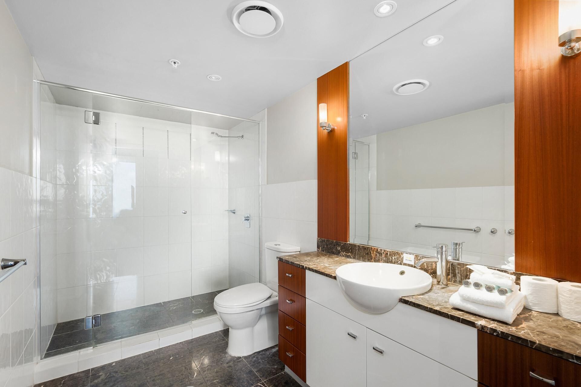 Chevron – 3 Bedroom Executive Sub Penthouse — image 14