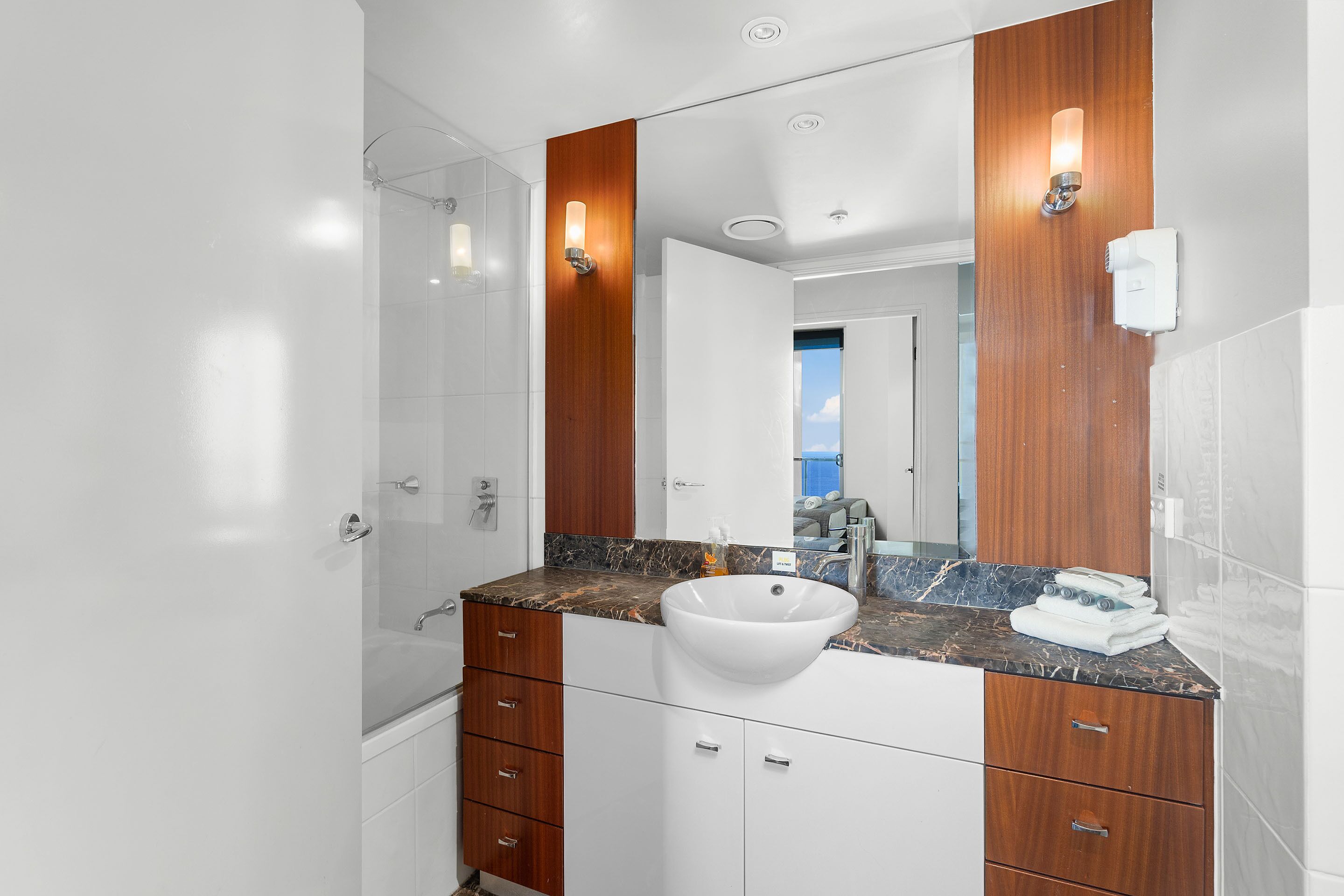 Chevron – 3 Bedroom Executive Sub Penthouse — image 17