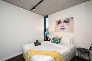 2 bedrooms, desk